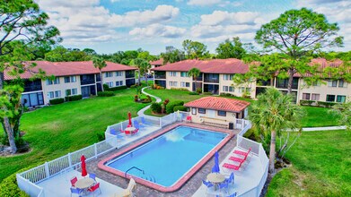 5224 Lake Village Dr, Unit 5224 Lake Village Drive in Sarasota, FL - Foto de edificio - Building Photo