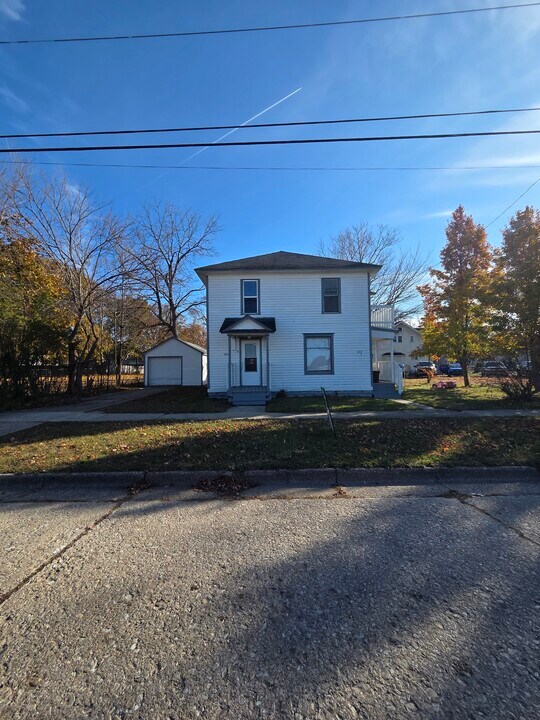 233 Delaware Ave, Unit 2 in Muskegon, MI - Building Photo