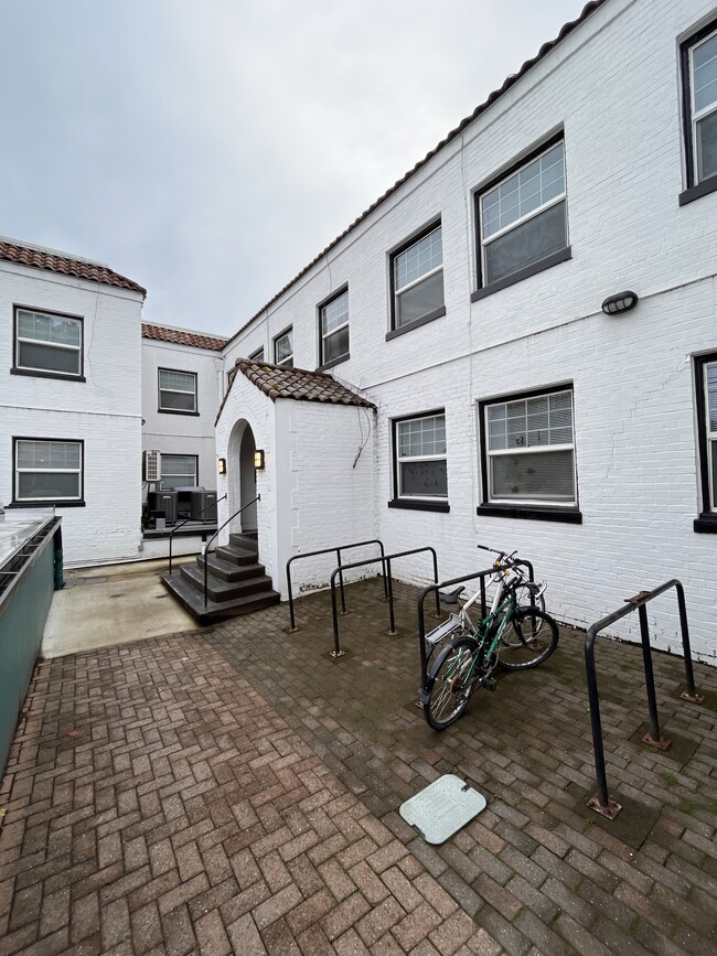 Uptown Apartments in Portland, OR - Building Photo - Building Photo