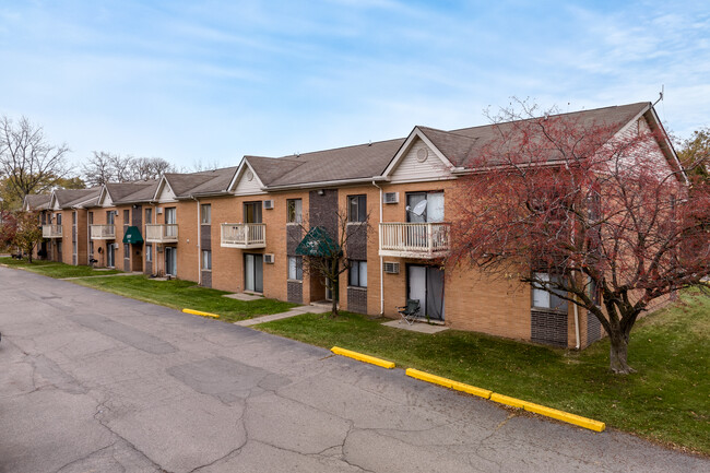 Heatherwood Apartments in Inkster, MI - Building Photo - Building Photo