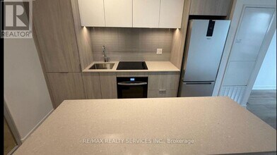 395 Square One Dr in Mississauga, ON - Building Photo - Building Photo