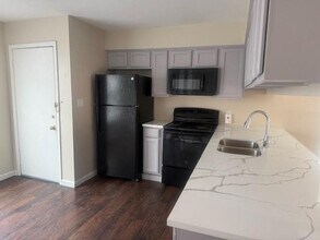 908 Guadalupe St in Lockhart, TX - Building Photo - Building Photo