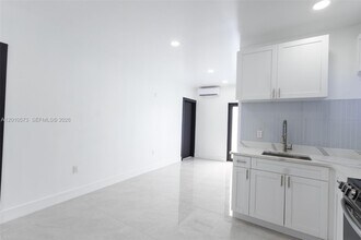 571 NW 152nd St in Miami, FL - Building Photo - Building Photo