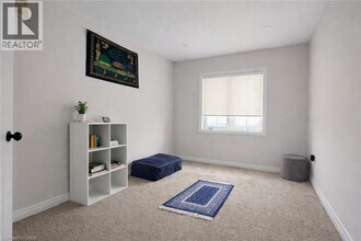 175 S Creek Dr in Kitchener, ON - Building Photo - Building Photo