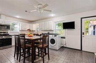 7018 Oleander Ln in Hitchcock, TX - Foto de edificio - Building Photo