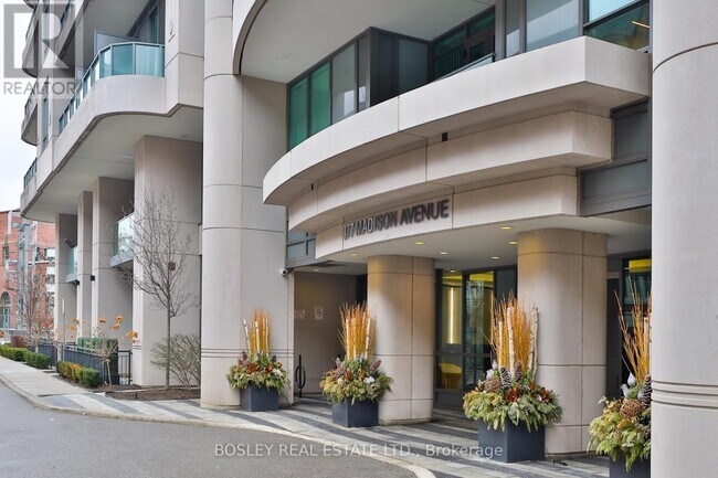 377-377 Madison Ave in Toronto, ON - Building Photo - Building Photo