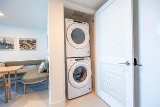 159 NE 6th St, Unit 4213 in Miami, FL - Foto de edificio - Building Photo