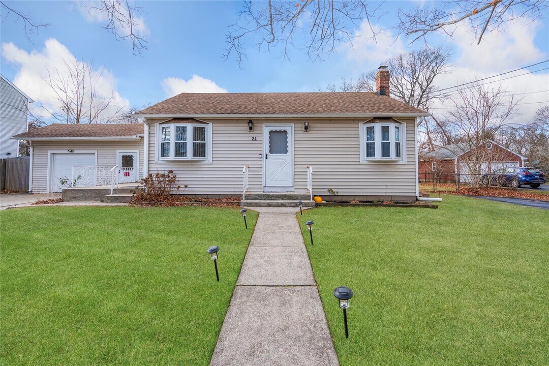 24 Abinet Ct in Selden, NY - Building Photo