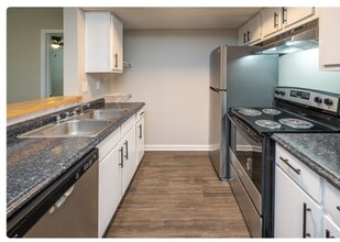 2121 Lobdell Blvd in Baton Rouge, LA - Foto de edificio - Building Photo