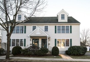 4 Crescent Rd in Belmont, MA - Building Photo