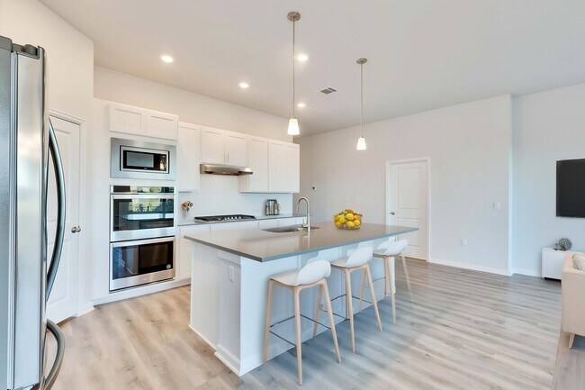7201 Jument Dr in Briarcliff, TX - Building Photo - Building Photo