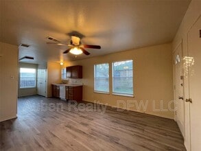 121 Cambridge Dr in Saginaw, TX - Building Photo - Building Photo