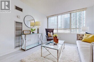 633 Bay St. in Toronto, ON - Building Photo - Building Photo