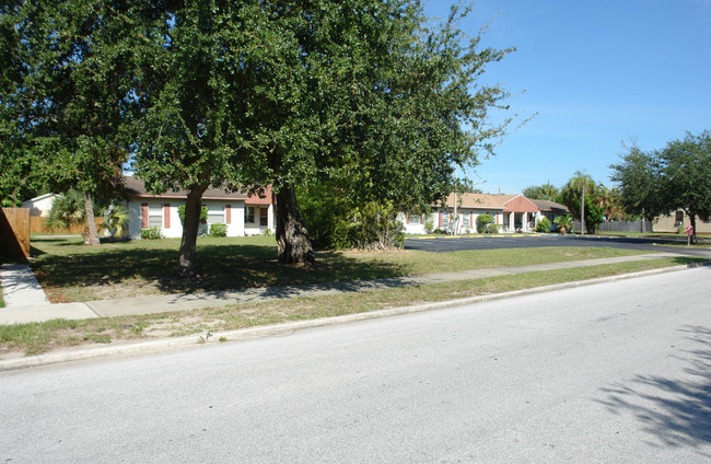 320 13th St N in St. Petersburg, FL - Foto de edificio - Building Photo