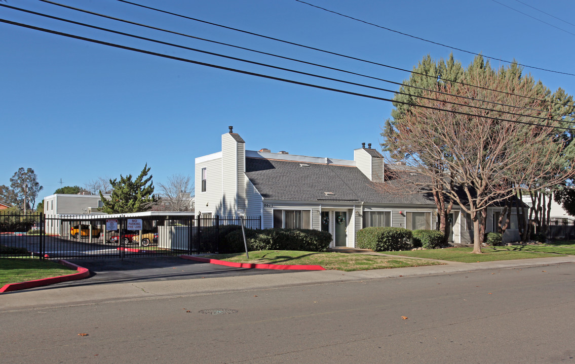 Cottage Bay Apartments in Sacramento, CA - Building Photo