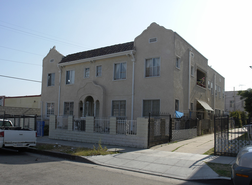715 Manhattan Pl in Los Angeles, CA - Foto de edificio