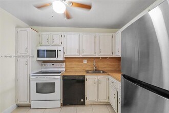 8421 Lagos De Campo Blvd in Tamarac, FL - Building Photo - Building Photo