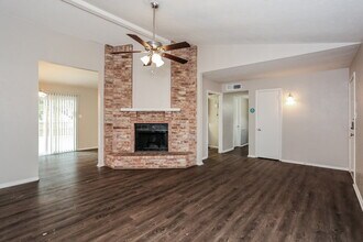 456 Matterhorn St in Cedar Hill, TX - Foto de edificio - Building Photo