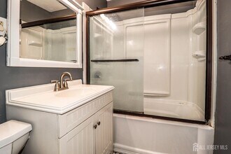 18 College Dr in Edison, NJ - Foto de edificio - Building Photo