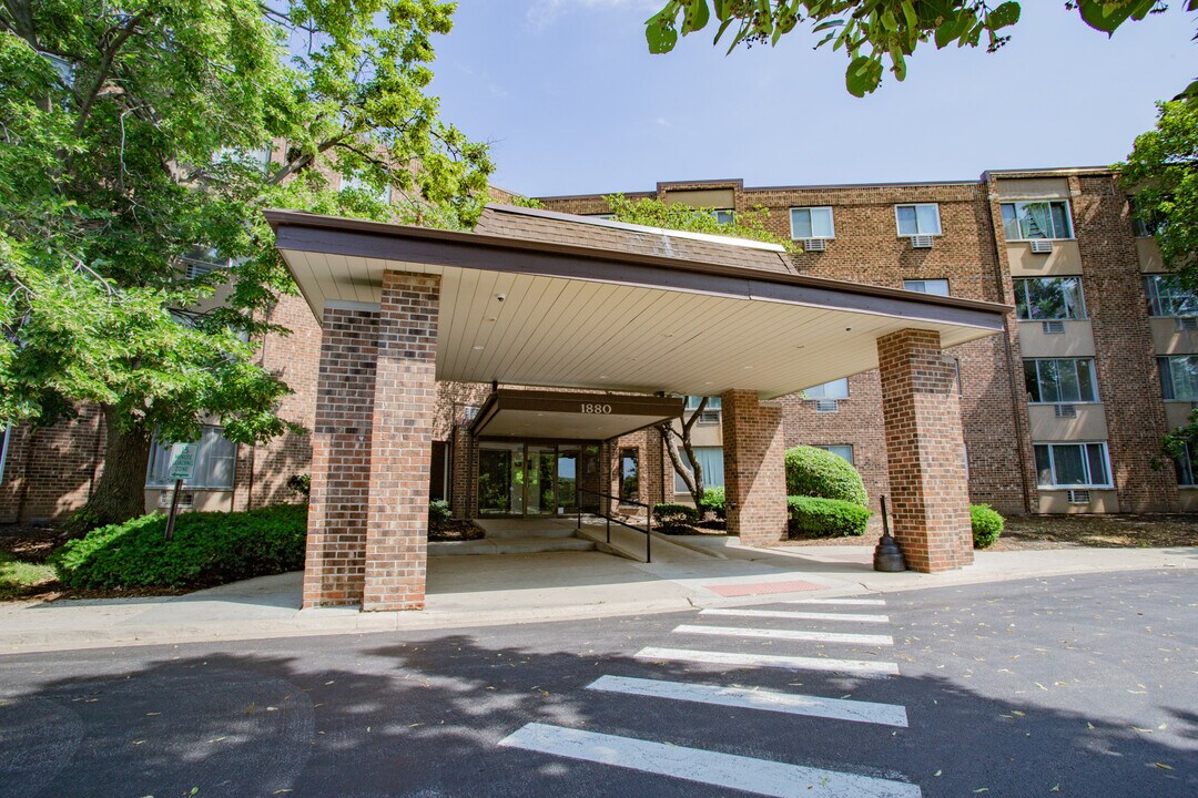1880 Bonnie Ln in Hoffman Estates, IL - Building Photo