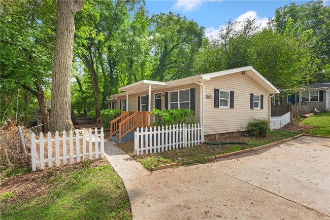 2051 College Ave NE in Atlanta, GA - Building Photo - Building Photo