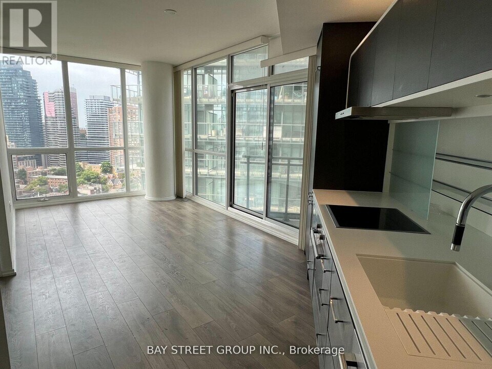45-2245 Charles St E in Toronto, ON - Building Photo