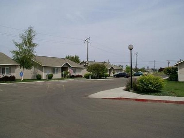 Valley Commons I & II Apartments in Sunnyside, WA - Building Photo - Building Photo