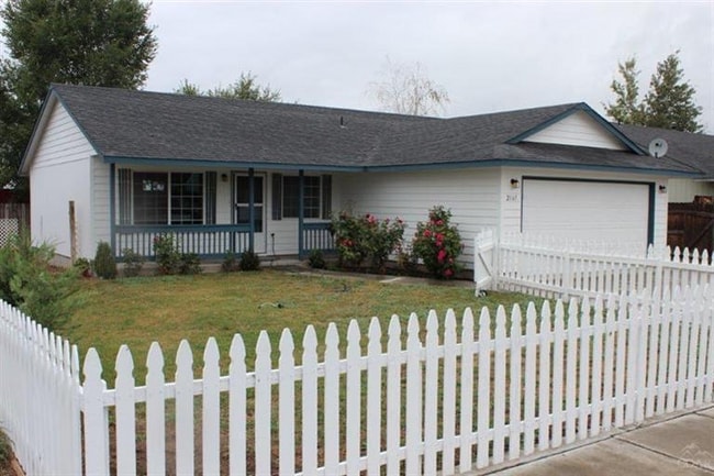 2161 NE Yellowpine Rd in Prineville, OR - Building Photo - Building Photo