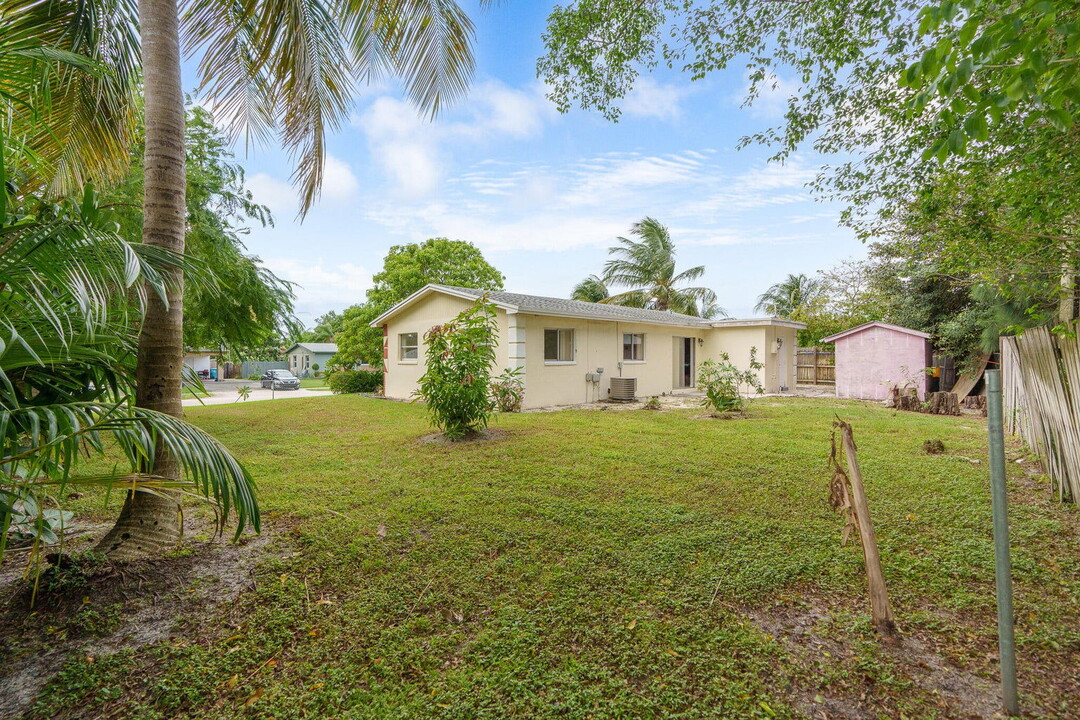 1498 NW 1st St in Boynton Beach, FL - Building Photo