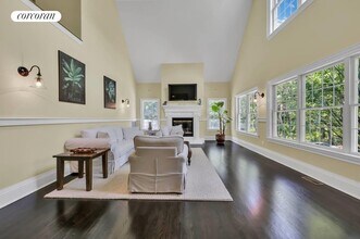 12 Balcomie Ln in Southampton, NY - Building Photo - Building Photo