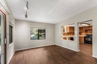 826 NE 202nd St in Shoreline, WA - Building Photo - Building Photo