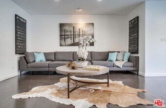 12527 Emelita St in Los Angeles, CA - Building Photo - Building Photo