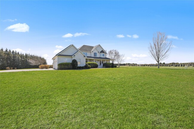703 Herricks Ln in Riverhead, NY - Foto de edificio - Building Photo