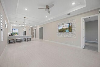 16124 Key Biscayne Ln in Westlake, FL - Foto de edificio - Building Photo