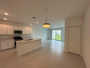 402 SE Crossoak Ln in Port St. Lucie, FL - Building Photo - Building Photo