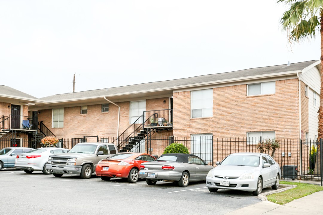 Twelve Canfield Place in Houston, TX - Building Photo