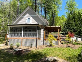 251 Landwood Ln in Flat Rock, NC - Building Photo