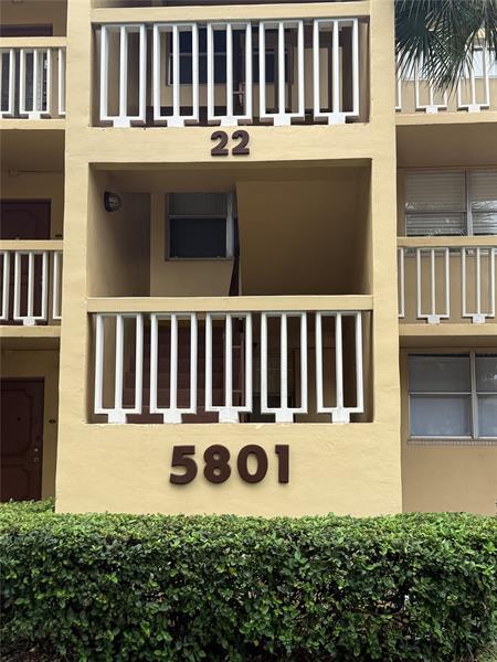 5801 NW 62nd Ave in Tamarac, FL - Foto de edificio - Building Photo