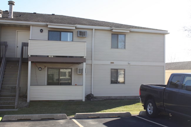 2114 Valleyhigh Dr NW in Rochester, MN - Building Photo - Building Photo