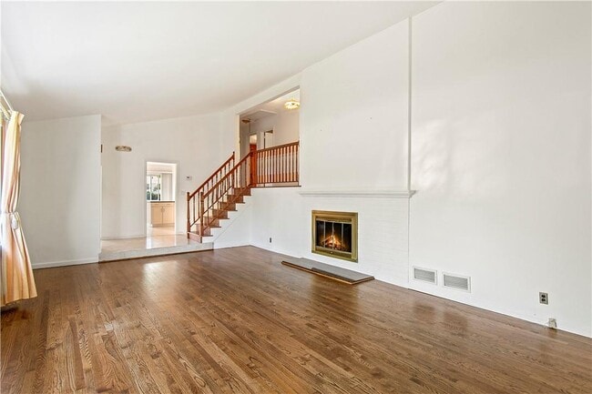 372 Heathcote Rd in Scarsdale, NY - Foto de edificio - Building Photo