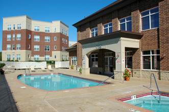 River Crossing Apartments & Townhomes in St. Paul, MN - Foto de edificio - Building Photo