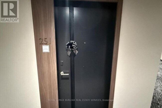 2501 Saw Whet Blvd. in Oakville, ON - Building Photo - Building Photo