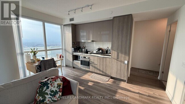 225 Commerce St in Vaughan, ON - Building Photo - Building Photo