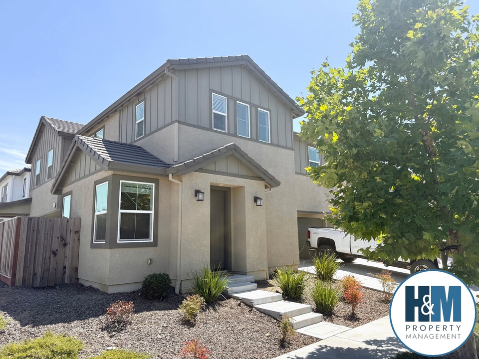 1311 Chariot Rd in Hollister, CA - Building Photo
