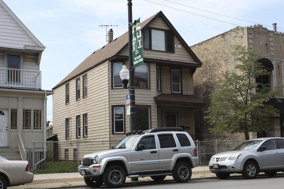 4045 W Fullerton Ave in Chicago, IL - Foto de edificio