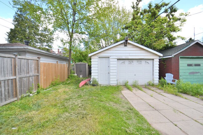 102 Belmont Av in Hamilton, ON - Building Photo - Building Photo