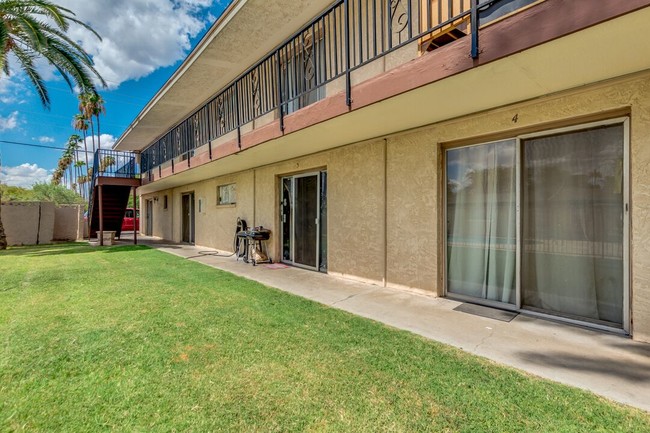 Four Palms Apartments in Phoenix, AZ - Building Photo - Building Photo