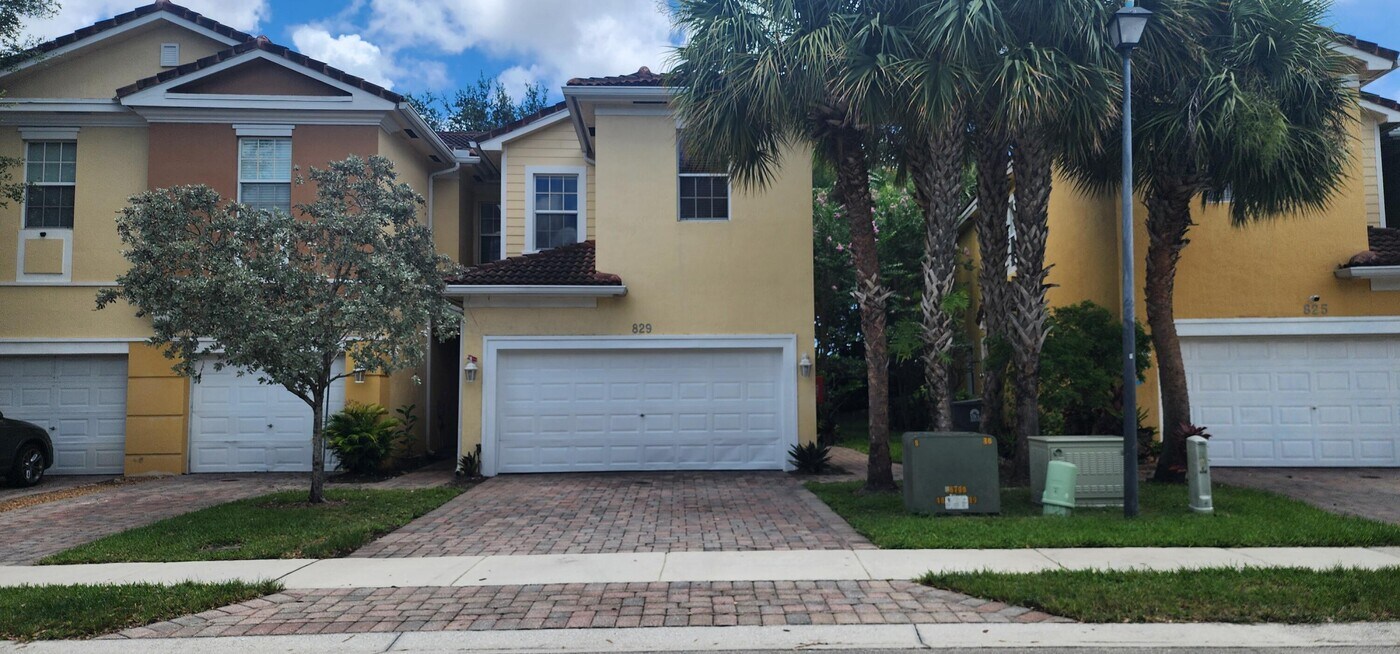 829 Pipers Cay Dr in West Palm Beach, FL - Building Photo