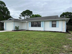 160 SE Lakehurst Dr in Port St. Lucie, FL - Foto de edificio - Building Photo