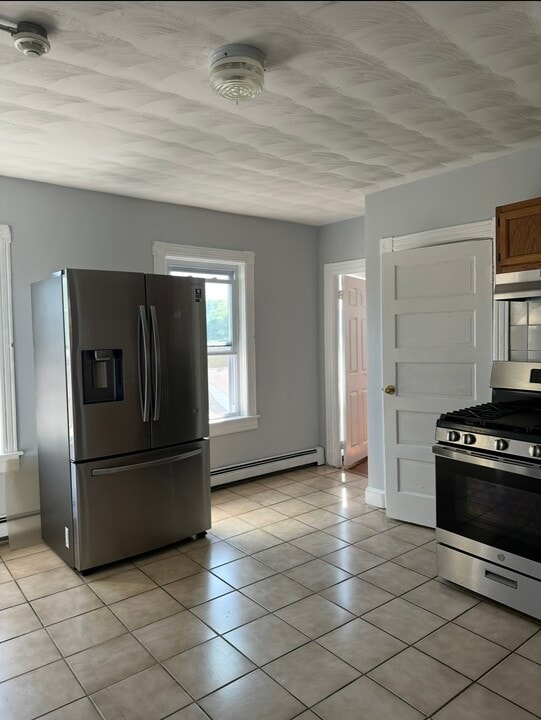 522 Pawtucket Ave, Unit 2 in Pawtucket, RI - Building Photo